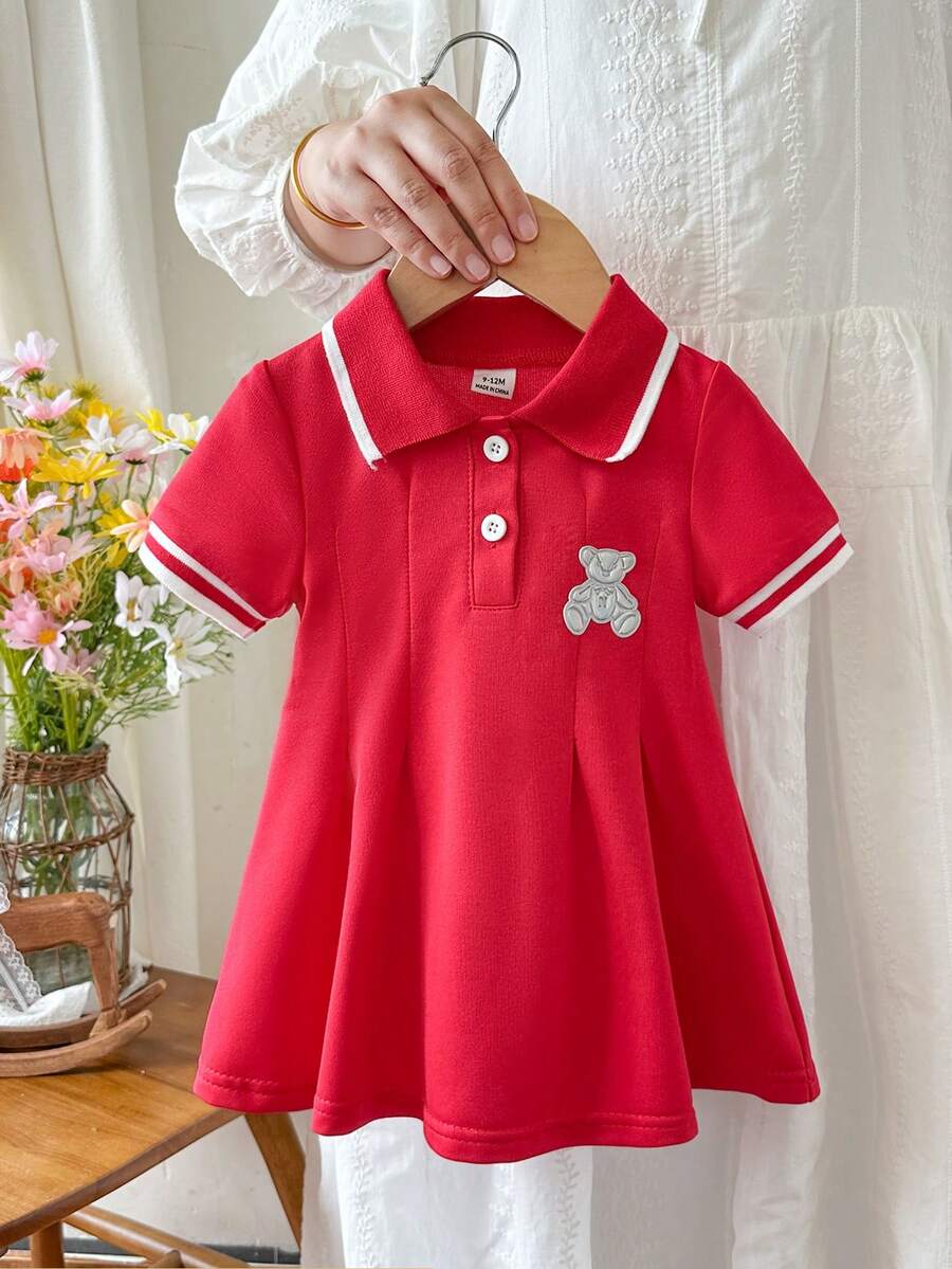 SHEIN 女嬰夏季學院風 Polo 洋裝,亮紅色搭配白色對比領,短袖設計,胸前可愛熊刺繡,抓皺 A 字裙,百搭時尚女嬰服飾,適合週歲生日派對、日常上學及運動穿著 - 紅色 - 查看 1