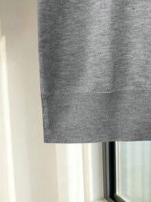 SHEIN CURVE+ 女款春秋簡約休閒通勤辦公街頭度假百搭日常優雅圓領印花圍巾裝飾標準肩短袖寬鬆灰色碎花大尺碼針織套頭衫 - 灰色 - 查看 7