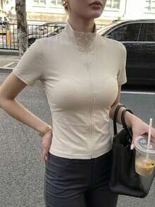 DAZY 春夏秋半高領拉鍊短袖米色彈性面料修身顯瘦前拉鍊設計女款中長度休閒運動洋裝 - 米色 - 查看 3