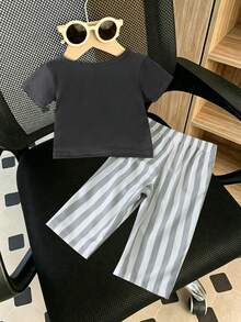 SHEIN Playful Pals 2件組 嬰兒女童夏季時尚簡約街頭風 白色短袖T恤 黑色胸前刺繡裝飾 搭配杏色條紋長褲套裝 適合日常與上學穿著 - 灰色 - 查看 2