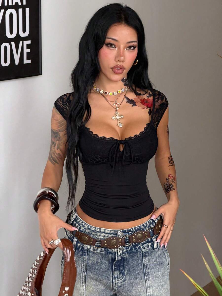 Coolane 女士夏季街头风 Y2K 休闲日常音乐节弹力黑色撞色蕾丝吊带蝴蝶结修身T恤 - 黑色 - 查看 1