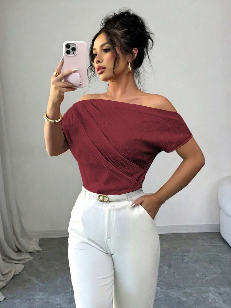 Selianne 女款春夏新款優雅不對稱肩設計紋理壓褶極簡純色寬鬆顯瘦圓弧下擺淡黃色襯衫,適合度假聚會、休閒與通勤 - 酒紅色 - 查看 1