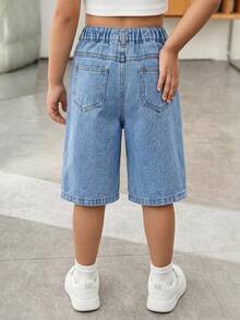 SHEIN 少女牛仔短褲，夏季新品，時尚休閒風，中藍色水洗，彈性腰帶，直筒寬鬆版型，輕盈柔軟牛仔面料，舒適親膚，時尚女孩必備，簡約休閒適合夏季穿著，百搭適用於日常拍照、購物、出遊、聚會、音樂節、度假等，2026新款少女牛仔短褲 - 中等水洗藍 - 查看 5