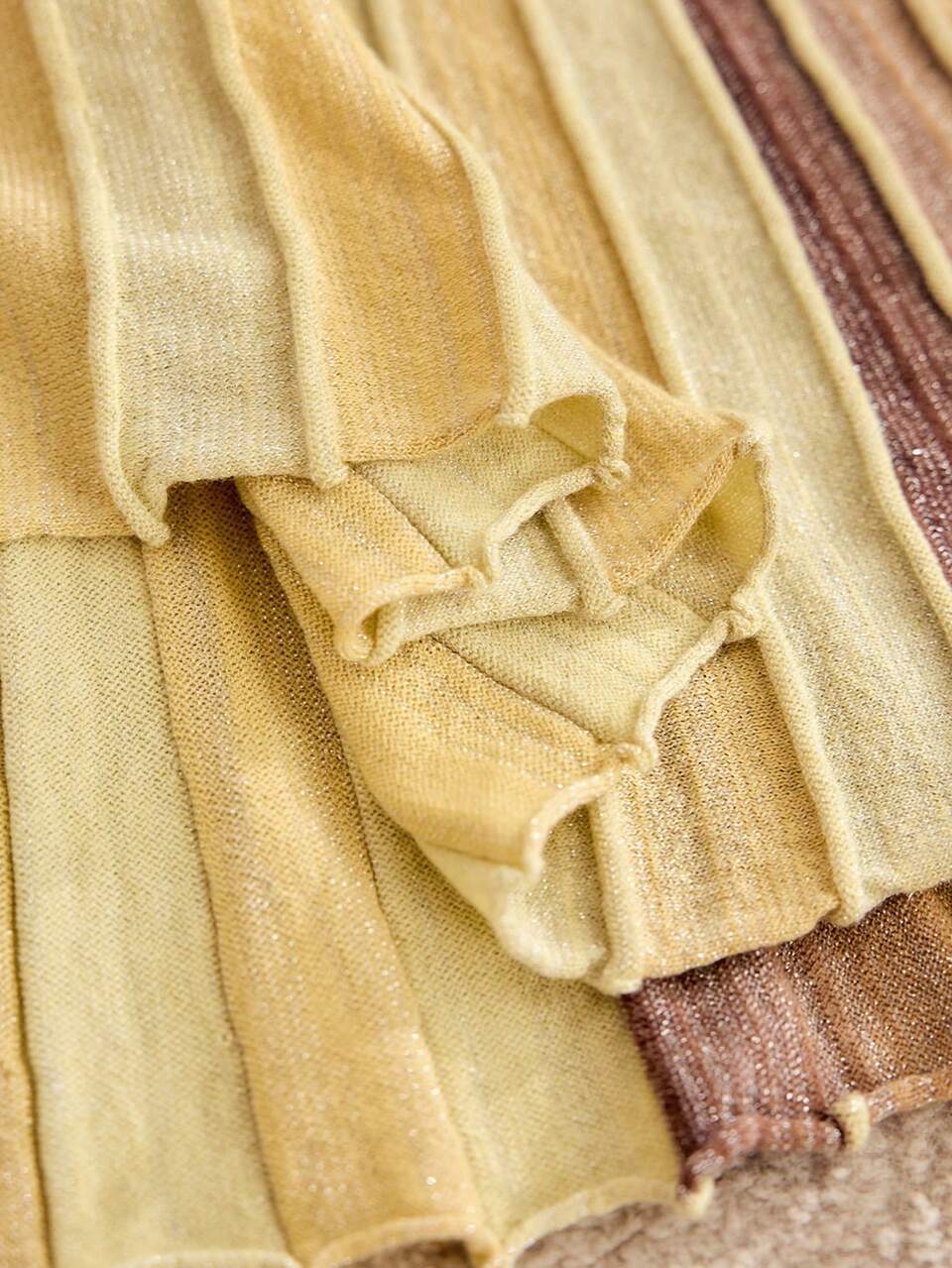 CONTRAST STRIPED PATTERN PLEATED KNIT SKIRT