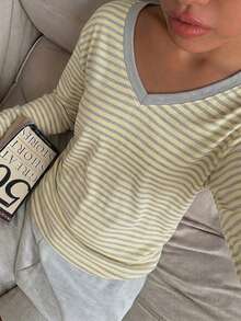 SHEIN 青少年女孩V領長袖上衣，極簡灰色條紋印花，休閒穿著，校園使用，INS風格，可愛百搭，秋季，街頭風，派對 - 彩色 - 查看 4