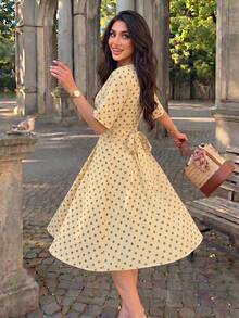 Modelyn 女款春夏黃色編織波點數位印花繫帶V領中袖收腰A字優雅浪漫中長洋裝 - 彩色 - 查看 3