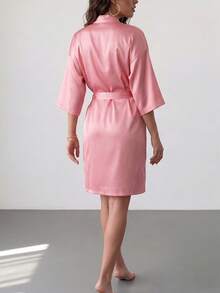 Rafferiza 一件纯色缎面系带睡袍，Luxeloungewear品牌，适合秋冬季穿着。 - 藕粉色 - 查看 2