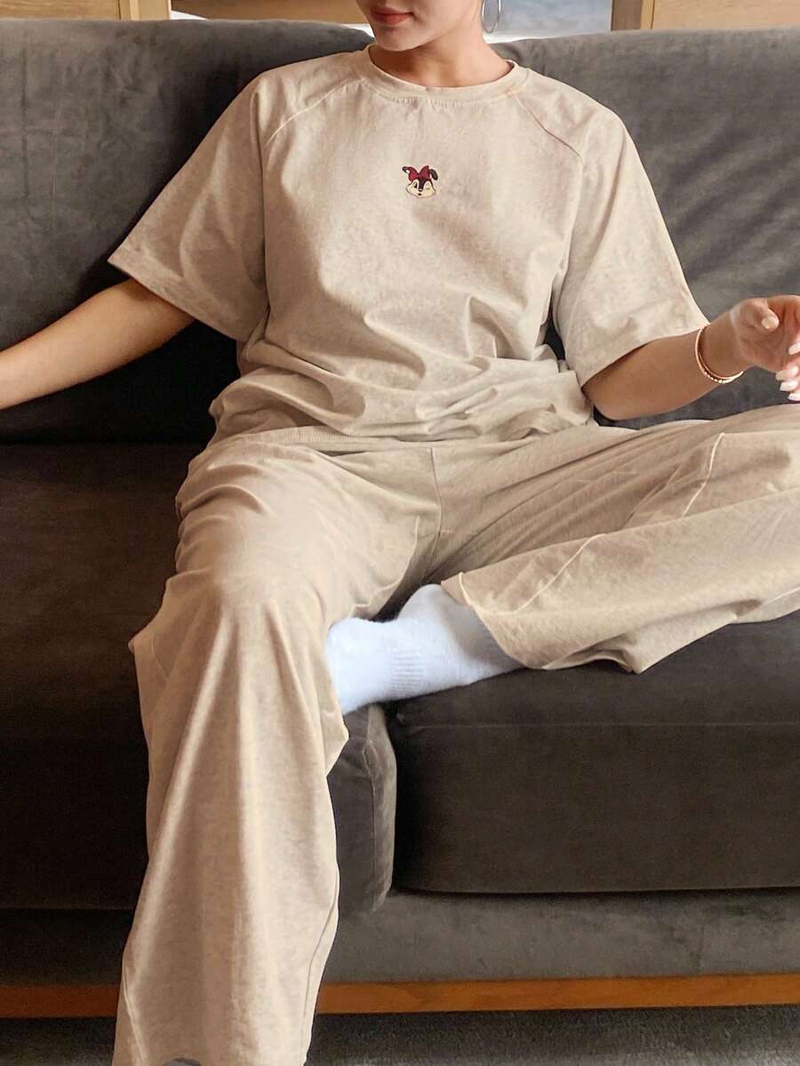 DAZY 簡約可愛卡通印花插肩袖寬鬆短袖T恤與長款睡褲2件組居家服夏季套裝 - 米色 - View 1