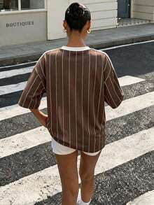 青少年女孩休閒極簡騎士字母圖案印花條紋撞色圓領短袖T恤，學院風日常穿搭 - 白色 - 查看 2