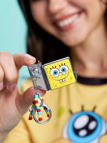 SpongeBob SquarePants | SHEIN 時尚鋅合金銀色鑰匙圈 奢華精緻包包掛飾 仿珍珠吊飾 紀念品 收藏品 適合禮物、錢包、書包、背包、汽車配件，心形掛鉤 - 彩色 - 查看 2