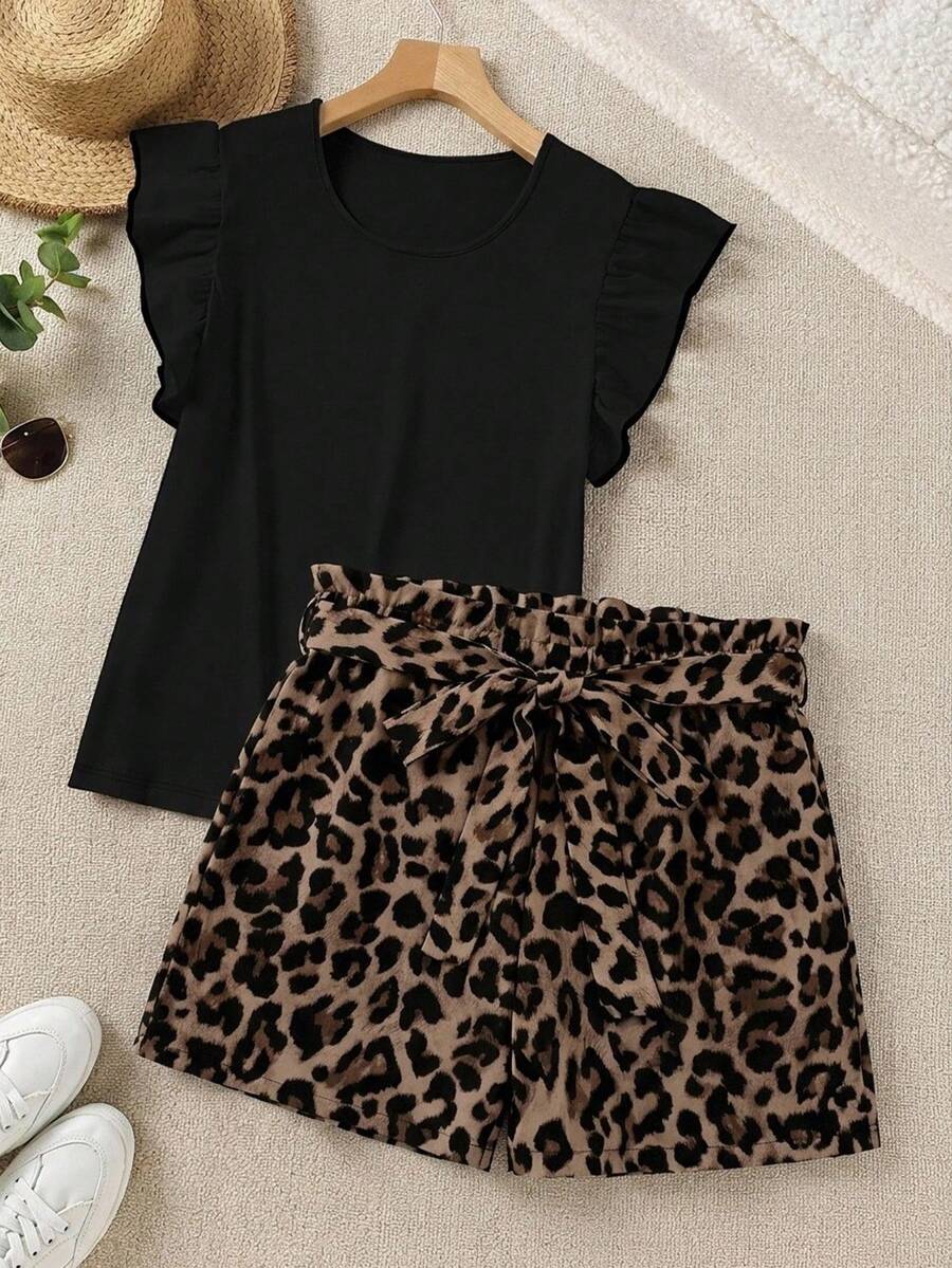 Comfylo Conjunto de 2 piezas con top de manga volada de unicolor y shorts con estampado de leopardo para tallas grandes - Multicolor - Ver 1