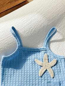 SHEIN Sparklyn 女童 4-7 歲夏季休閒兩件套，彈性柔軟藍色紋理細肩帶背心 & 彈性腰短褲套裝，附 3D 鉤編海星貼飾，適合女童海灘、郵輪、度假和泳池派對海洋美學風格 - 藍色 - 查看 7