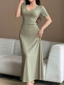 Feyla Vestido largo de punto con cuello en V y cintura definida para estilizar el Body, de verano - Verde militar - Ver 3