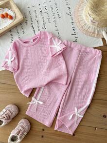 SHEIN 2 piezas/Conjunto casual de verano para niña bebé: Top casual de manga corta con estampado floral y patchwork con lazo de cinta y pantalones largos. Ropa cómoda adecuada para actividades al aire libre - Rosa - Ver 7