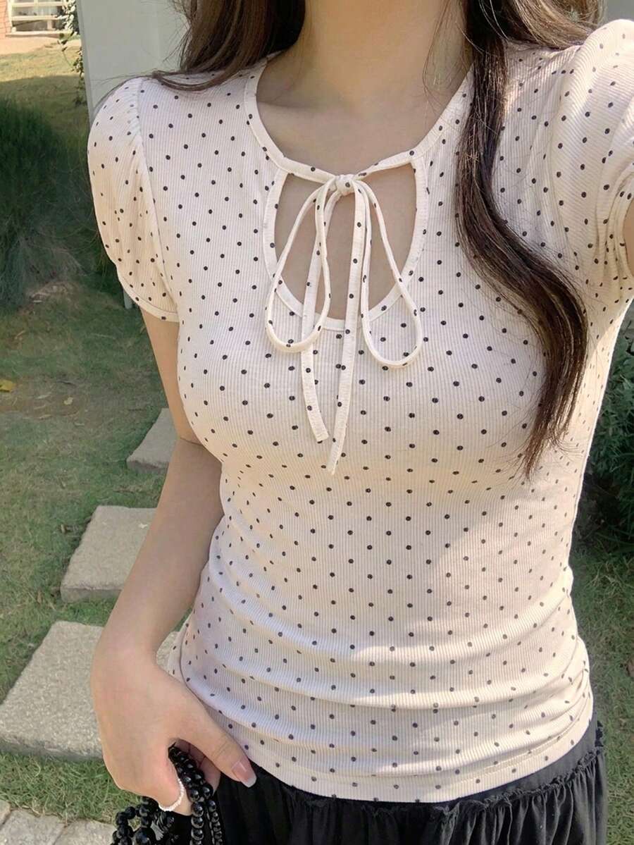 DAZY 女款圓領波點繫帶前短袖T恤 - 白色 - 查看 1