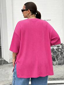 SHEIN CURVE+ 大尺碼女款春夏時尚休閒寬鬆舒適基本款日常黑色下擺開衩短袖T恤，簡約風格，外出上衣，大尺碼T恤，女款機場穿搭，歐洲夏/秋/冬 - 玫紅色 - 查看 2