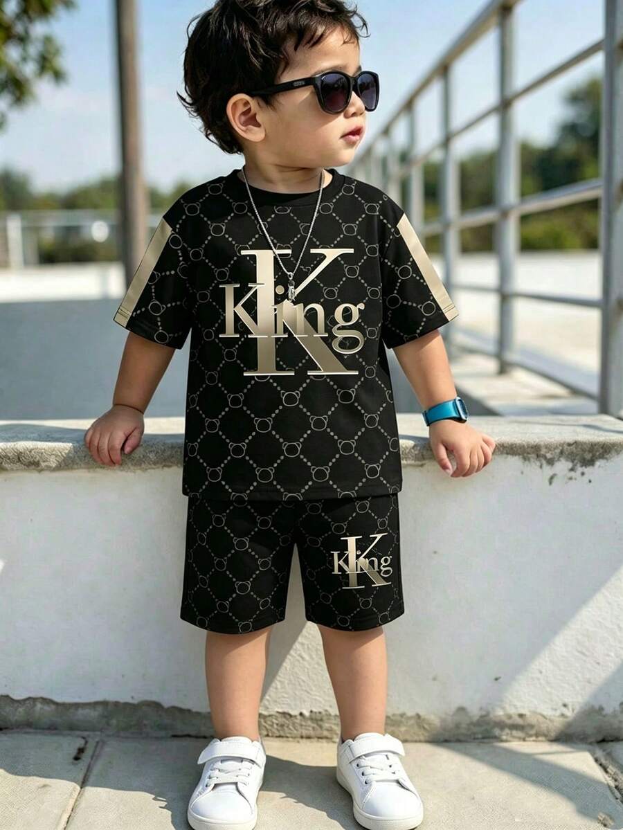 1套小男孩休閒時尚極簡風字母KING印花拼色圓領短袖T恤與配套短褲套裝,幼童男孩柔軟夏季穿搭 - 彩色 - 查看 1
