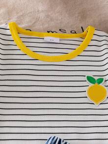SHEIN Playful Pals 返校季女孩休閒可愛圓領標準肩彩色黑白條紋T恤與純色牛仔裙褲檸檬刺繡套裝，夏季時尚百搭舒適清新穿搭 - 黃色 - 查看 4