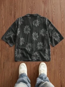 Manfinity RebelGame 男士大尺碼夏季休閒度假風全身花卉印花短袖襯衫 - 深灰色 - 查看 6