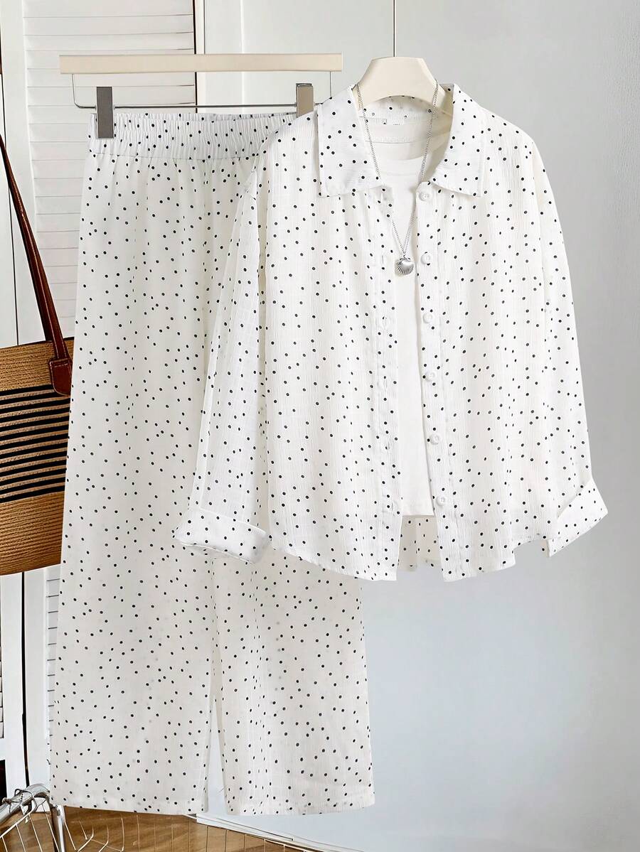 SHEIN 女童圓點襯衫兩件組,展現輕鬆隨性的法式輕盈風格。寬鬆剪裁搭配米白色底色與黑色圓點,呈現復古休閒魅力。面料光滑柔軟且透氣。百搭時尚,適合日常穿著、度假及各種場合 - 黑與白 - 查看 1
