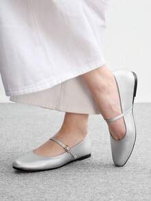 CUCCOO BIZCHIC 女款休閒通勤時尚百搭字母扣飾純色平底鞋 - 銀色 - 查看 4