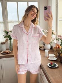 Snug Reverie Conjunto de ropa de estar en casa para mujer con estampado de rayas rosas y corazones, de frente abierta - Rosa Pálido - Ver 6