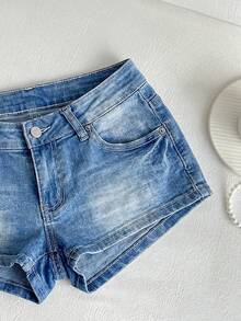 SHEIN Shorts mini de mezclilla de cintura ultra baja con costura de contraste - Lavado ligero - Ver 4