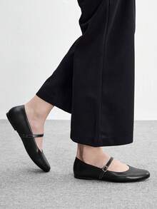 CUCCOO BIZCHIC 女款休閒通勤時尚百搭字母扣飾素色平底鞋 - 黑色 - 查看 5