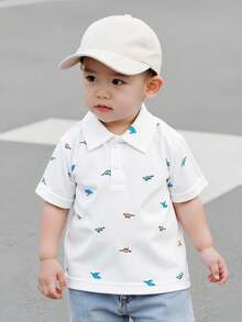 SHEIN Vintaside Kids 男婴夏季POLO衫两件套，采用针织面料，宽松版型，厚度适中，藏蓝色调沉稳大气，条纹印花时尚亮眼，展现休闲活力。POLO领设计增添一丝优雅，适合玩耍，搭配牛仔短裤和运动鞋，宛如一位帅气的小绅士。也适合居家休闲、婚礼、度假、学校学习、演出活动、参加派对等场合。 - 彩色 - 查看 5