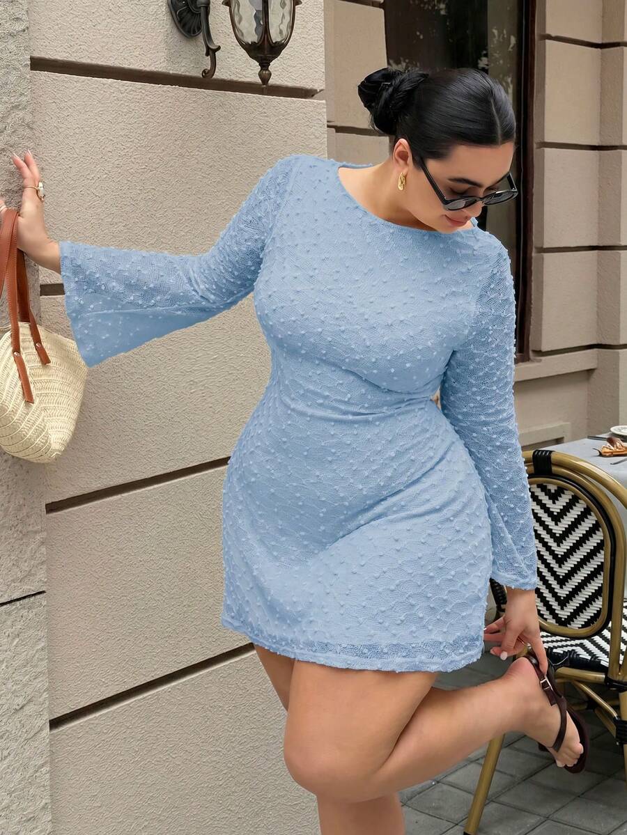 Dripcurv 大尺碼女款素色圓領喇叭袖優雅洋裝