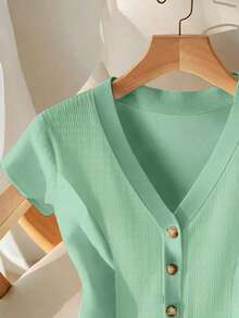 GlowEve Camiseta feminina de malha com decote em V profundo, manga curta, cintura marcada, abertura frontal com botões metálicos. Elegante, romântica e casual, ideal para uso diário, trabalho, jantar e primavera/verão. - Menta verde - Ver 6