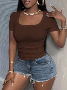 Slaydiva Camiseta de algodón 97% acanalada minimalista casual básica de verano con cuello cuadrado, manga corta, ajuste regular, silueta esbelta, fruncida lateralmente y elástica - Marrón - Ver 7