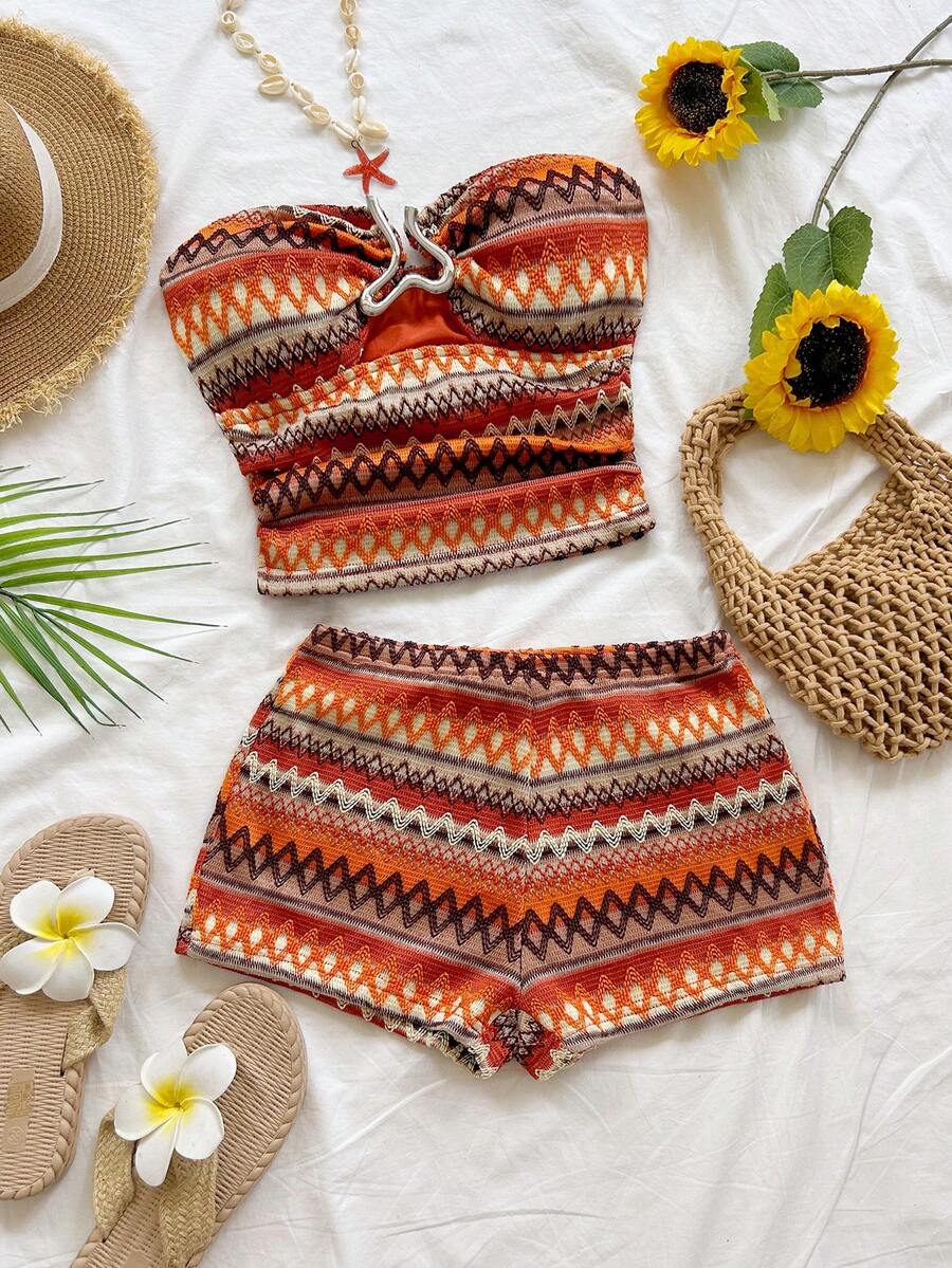 Soleia Conjunto de 2 piezas para mujer de vacaciones con top bandeau texturizado a rayas vibrantes en blanco y negro con detalle de corte frontal y hebilla metálica, top corto estilizador y shorts mini casuales, para citas, fiestas y vacaciones casuales en la playa - Multicolor - Ver 1