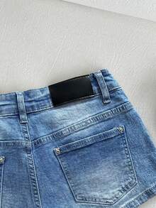 SHEIN Shorts mini de mezclilla de cintura ultra baja con costura de contraste - Lavado ligero - Ver 5