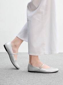 CUCCOO BIZCHIC 女款休閒通勤時尚百搭字母扣飾純色平底鞋 - 銀色 - 查看 5