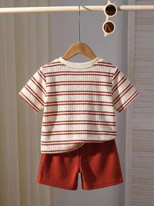 SHEIN Genkimix Kids 2件/組 男童華夫格條紋短袖T恤與短褲，適合日常穿著、幼兒園、戶外活動及運動休閒 - 紅色 - 查看 2