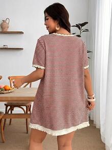 Enliva Vestido tipo camiseta casual de talla grande para mujer con rayas, suelto y cuello redondo, un vestido versátil para vacaciones de verano, para Body tipo manzana y redondeado - Burdeos - Ver 2