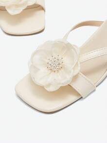 Eladyva Sandal Selop Hak Tebal Bergaya Prancis dengan Hiasan Bunga Mutiara dan Cincin Jari Kaki, Sandal Selop Tanpa Ujung, Sandal Kasual Hak Sedang dengan Ujung Terbuka, Model Baru Musim Semi/Panas 2025, Sandal Jepit - Krem - View 5