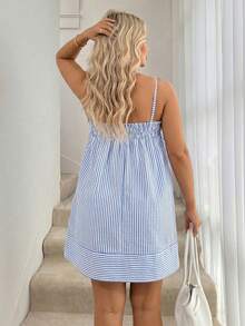 SHEIN LUNE 大码女式条纹荷叶边休闲约会外出吊带连衣裙 - 藍白色 - 查看 2