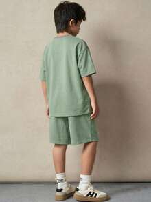 SHEIN 兒童青少年男孩休閒圓領短袖T恤與短褲2件套，適合學校、日常休閒外出、運動，春夏季穿著 - 墨綠色 - 查看 2