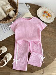SHEIN 2 piezas/Conjunto casual de verano para niña bebé: Top casual de manga corta con estampado floral y patchwork con lazo de cinta y pantalones largos. Ropa cómoda adecuada para actividades al aire libre - Rosa - Ver 5