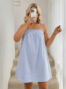 SHEIN LUNE 大码女式条纹荷叶边休闲约会外出吊带连衣裙 - 藍白色 - 查看 4