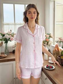 Snug Reverie Conjunto de ropa de estar en casa para mujer con estampado de rayas rosas y corazones, de frente abierta - Rosa Pálido - Ver 4