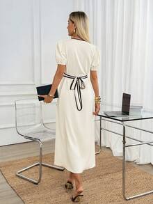 Easowa Damen-Maxikleid im Old-Money-Stil für Frühling und Sommer, lässig-elegant für Urlaub und Pendeln, mit V-Ausschnitt, Kontrastbesatz, dekorativen Knöpfen, Puffärmeln, kurzen Ärmeln, taillierter Taille, Schleife vorne, hohem Schlitz und A-Linien-Umbrella-Rock - Aprikosenfarben - Übersicht 7