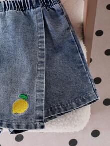 SHEIN Playful Pals 返校季女孩休閒可愛圓領標準肩彩色黑白條紋T恤與純色牛仔裙褲檸檬刺繡套裝，夏季時尚百搭舒適清新穿搭 - 黃色 - 查看 5