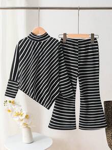 SHEIN Playful Pals 女童新款春夏秋冬休閒T恤套裝，設計感不對稱套頭高領羅紋針織面料黑白條紋長袖上衣，搭配休閒喇叭長褲，2件套，適合春夏秋冬返校季，優雅大方，適用日常上學、出遊、旅行與派對穿著 - 黑色 - 查看 3