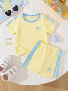 SHEIN 2026新款女嬰夏季套裝，清新黃藍配色拼接女童運動風兩件套，可愛蝴蝶結印花，柔軟短袖上衣與短褲幼兒園嬰兒套裝 - 黃色 - 查看 3