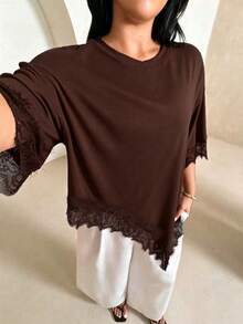 Rustia Kaos Kasual Longgar Wanita Ukuran Besar Warna Polos dengan Detail Renda Kontras, Leher Bulat, dan Hem Asimetris - Coffee Brown - View 6