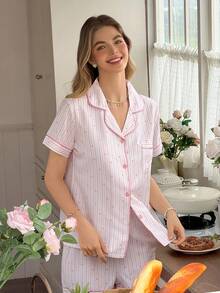 Snug Reverie Conjunto de ropa de estar en casa para mujer con estampado de rayas rosas y corazones, de frente abierta - Rosa Pálido - Ver 1
