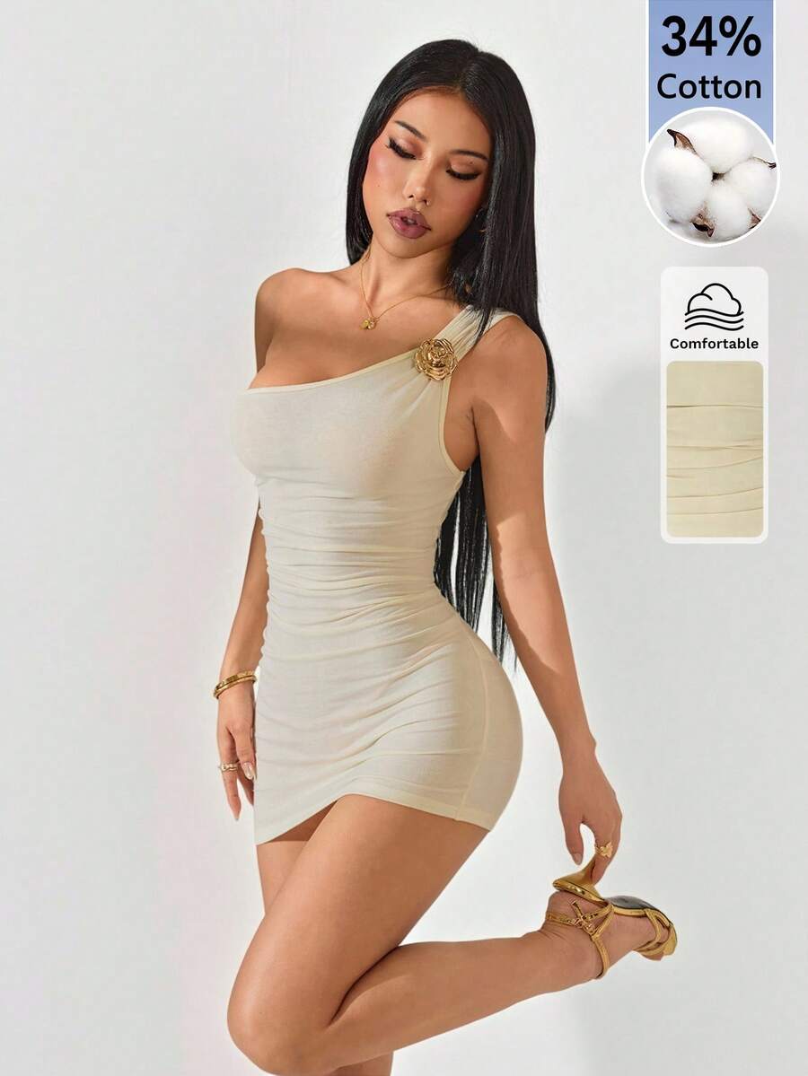 SHEIN PETITE 金色胸針裝飾不對稱領口抓皺魚尾單肩洋裝，秋季婚禮賓客女款派對洋裝，適合嬌小女性 - 杏色 - 查看 1